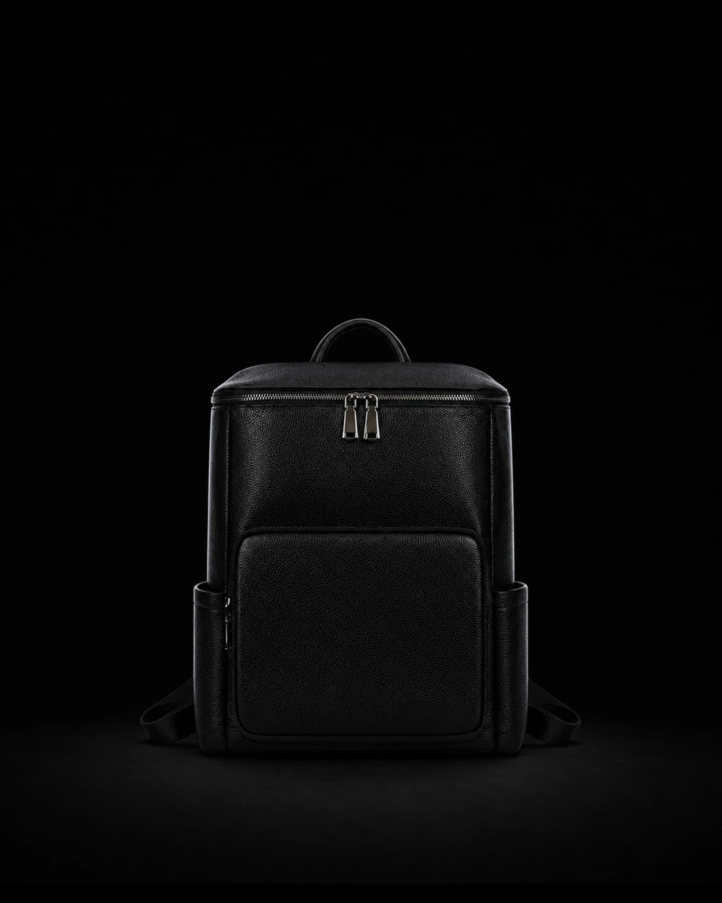 Sac à dos LC/01 dans un studio noir, vue de face
