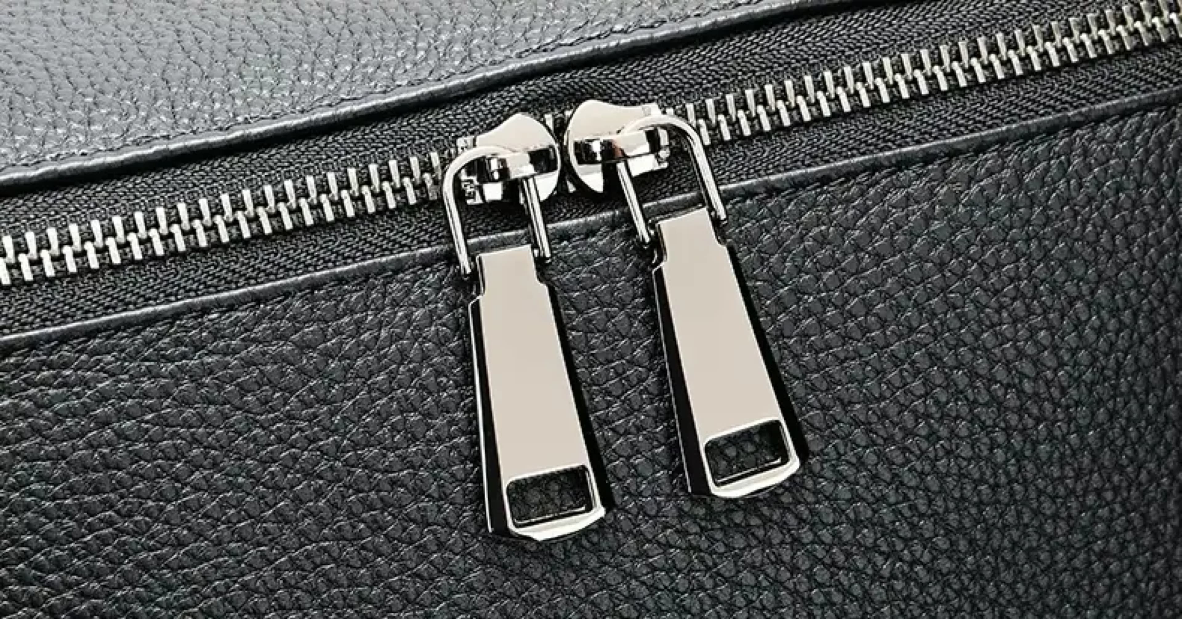 Détail : double tirette gunmetal sur cuir grainé